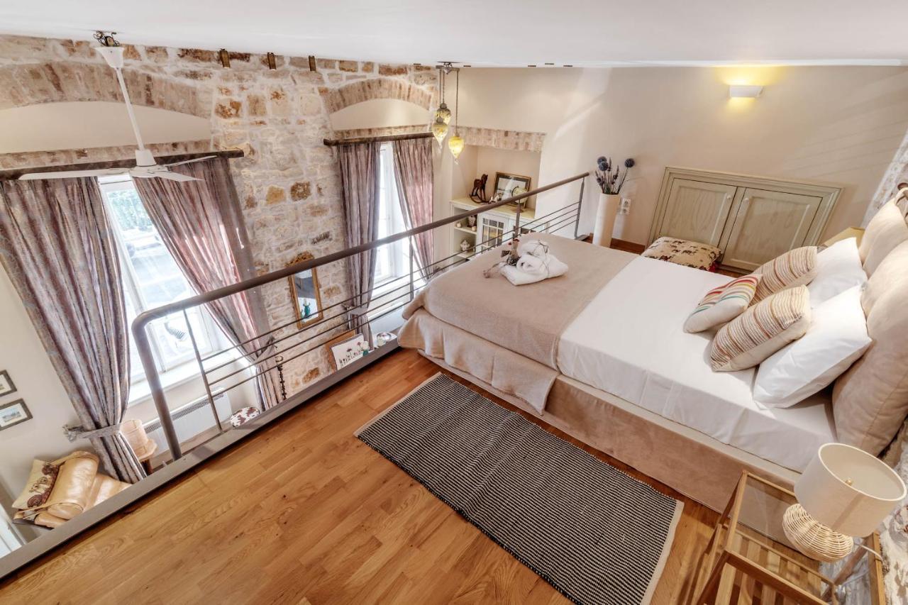 Mouragia Loft - Waterfront Old Corfu Town Apartment